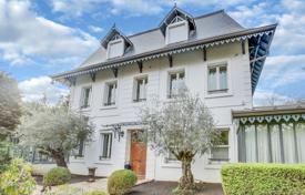 Family cottage with a plot, a garage and a terrace, Saint-Cloud, France for 5,450,000 €