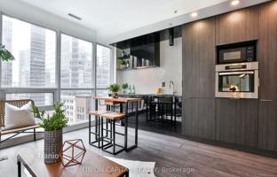 5-bedroom apartment in Temperance Street for C$997,000