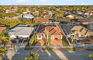 4-bedroom house 330 m² in West End for $1,100,000