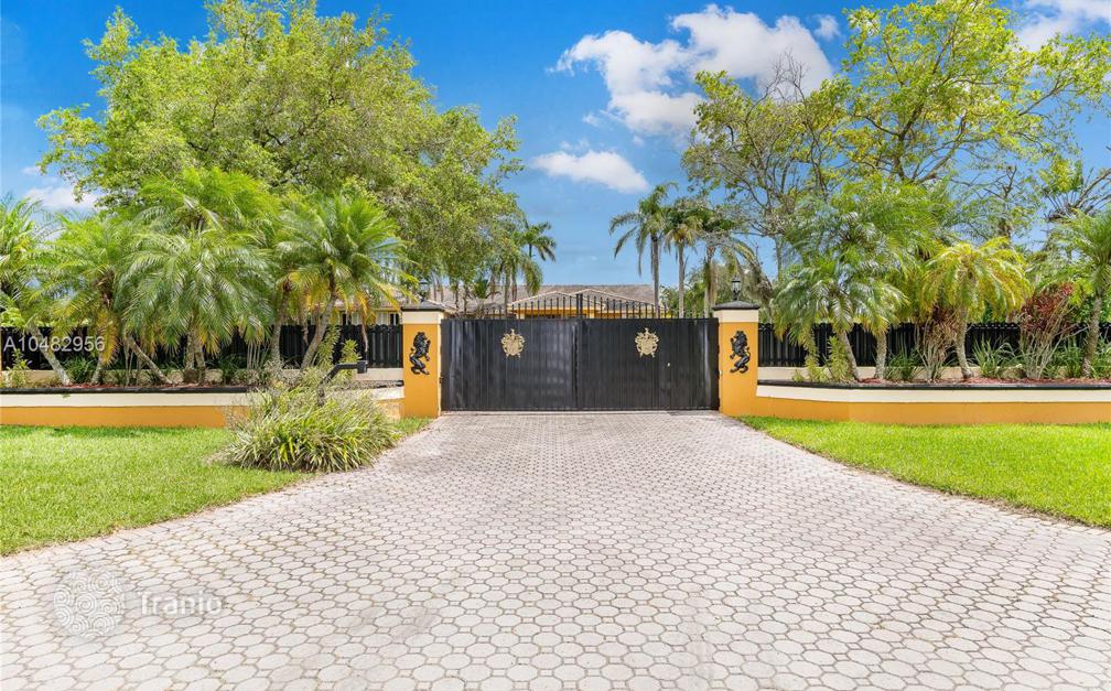 8-bedrooms villa for sale in Miami for $2,000,000, ad #1751942 – Tranio