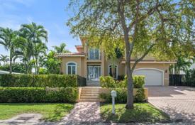 Spacious villa with a backyard, a pool, a terrace and a garage, Key Biscayne, USA for $2,275,000