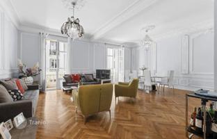 Stylish two-bedroom apartment on the Promenade des Anglais, Nice, France for 1,240,000 €
