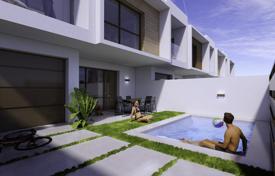 New townhouse in a residential complex, 800 meters from the beach in Los Alcazares for 330,000 €