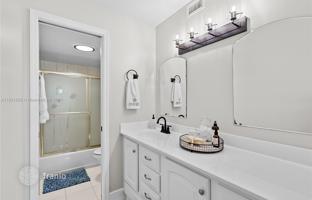2-bedroom apartments in condo 98 m² in Hallandale Beach for $515,000