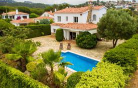 Cozy villa with a swimming pool and views of the pine forest, surrounded by greenery, 800 meters from the sea, Lloret de Mar, Spain for 3,100 € per week