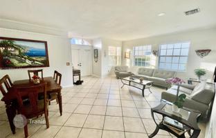 4-bedroom house 272 m² in Pembroke Pines for $750,000