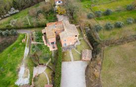 Renovated farmhouse with land in Foiano della Chiana Tuscany for 660,000 €