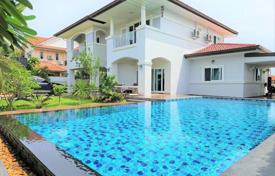 4 bedrooms Pool Villa in East Pattaya for 464,000 €