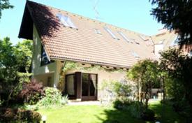 Apartments for sale in Grünwald. Spacious apartment with a garden and a summer house, near the embankment, Grunwald, Bavaria, Germany Apartments for sale in Grünwald. Spacious apartment with a garden and a summer house, near the embankment, Grunwald, Bavaria, Germany