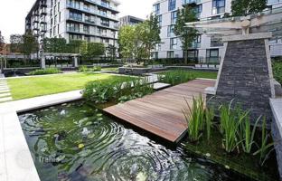 Two-bedroom apartment with a balcony in a tower with a swimming pool and a garden, City of London, UK for £896,000