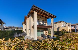 Three-level villa with a garage, a private garden and a shared pool in Manerba del Garda, Italy for 730,000 €