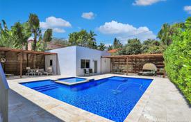 Fully reconstructed villa with a pool, a jacuzzi and a terrace, Miami Beach, USA for $2,100,000