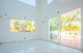 Modern Style Villa for Sale in Marbella East for 850,000 €
