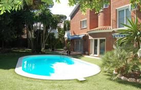 Luxury three-storey villa with a landscaped garden, a pool and a garage at 400 meters from the beach, in a prestigious area of Castelldefels for 6,000 € per week