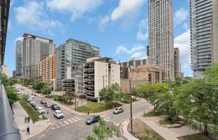5-bedroom apartment in Roehampton Avenue for C$816,000