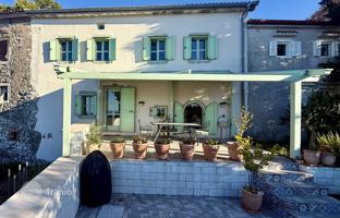 3-bedroom house 250 m² in Grobnik for 425,000 €