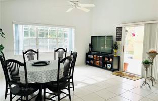 3-bedroom house 215 m² in Weston for $799,000