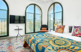 Magnifique duplex avec immense toit-terrasse for $1,845,000