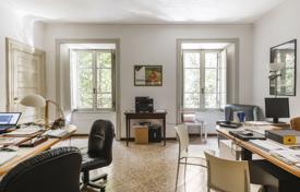Elegant and versatile apartment, in Prati for 900,000 €