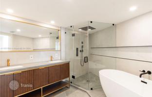2-bedroom apartments in condo 249 m² in Miami Beach for $1,795,000