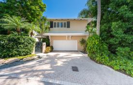 Spacious cottage with a backyard, a sitting area and a garage, Miami, USA for $1,450,000
