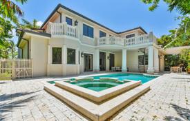 Mediterranean villa with a pool, a garage and a terrace, Bal Harbor, USA for $5,499,000