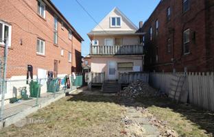 9-bedroom house in Dufferin Street for C$1,586,000