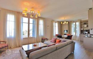 Furnished three-bedroom apartment just 250 m from the beach, Antibes, Cote d'Azur, France for 1,750,000 €