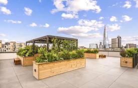 Two-bedroom apartment in a modern residence with a roof-top terrace and a cinema, London, UK for £916,000
