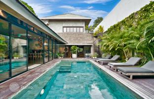 5-bedroom villa 380 m² in Batu Bolong Beach for $1,422,000