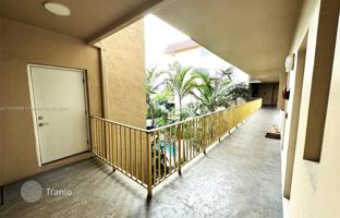 2-bedroom apartments in condo 98 m² in Bay Harbor Islands for $475,000