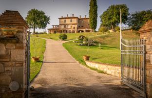 9-bedroom country house 595 m² in Todi for 1,130,000 €