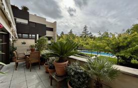 Flat with swimming pools and terrace, in a quiet urbanisation, Madrid for 750,000 €