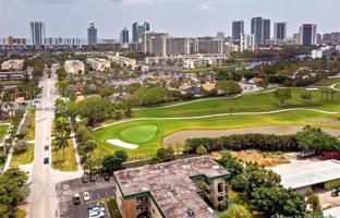 2-bedroom apartments in condo 87 m² in Hallandale Beach for $257,000