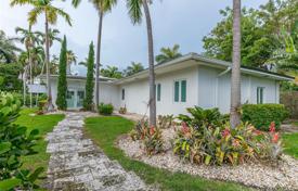 Renovated cottage with a plot, a jacuzzi and a terrace, Miami Beach, USA for $1,990,000