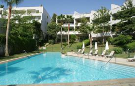 Fabulous southeast-facing first floor apartment in the gated development of Polo Gardens for 520,000 €