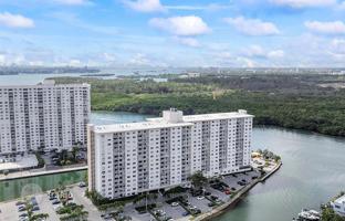1-bedroom apartments in condo 65 m² in Sunny Isles Beach for $265,000