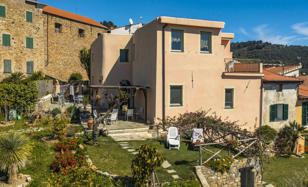 4-bedroom villa 447 m² in Liguria for 1,500,000 €