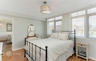 5-bedroom apartment in Lake Shore Boulevard West for C$984,000