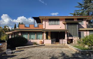 Three-level villa with a swimming pool and a large plot in the suburbs of Rome, Italy for 1,150,000 €