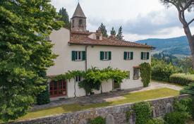 Classic Italian villa located in the hills over-looking Florence for 2,350,000 €