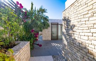 3-bedroom cottage 224 m² in Tsada for 1,800,000 €