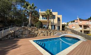 Magnificent two-storey villa with a pool, garden and beautiful views in Lloret de Mar, Catalonia, Spain for 900,000 €