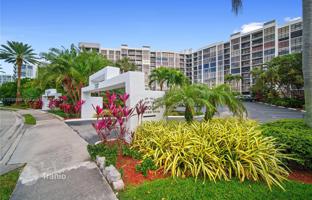 2-bedroom apartments in condo 133 m² in Hallandale Beach for $450,000