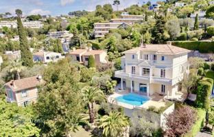 Three-level villa with a pool, a garden and sea views in Le Cannet, Cote d'Azur, France for 2,487,000 €