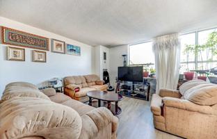 3-bedroom apartment in Etobicoke for C$799,000