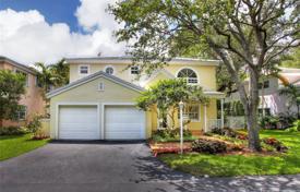 Comfortable cottage with a private garden, a garage and a balcony, Miami, USA for $860,000