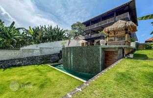 7-bedroom villa 689 m² in Kerobokan for $1,200,000