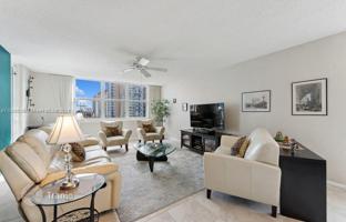 2-bedroom apartments in condo 136 m² in South Ocean Drive for $463,000