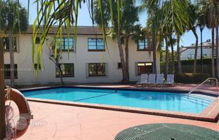 3-bedroom apartments in condo 115 m² in West End for $325,000